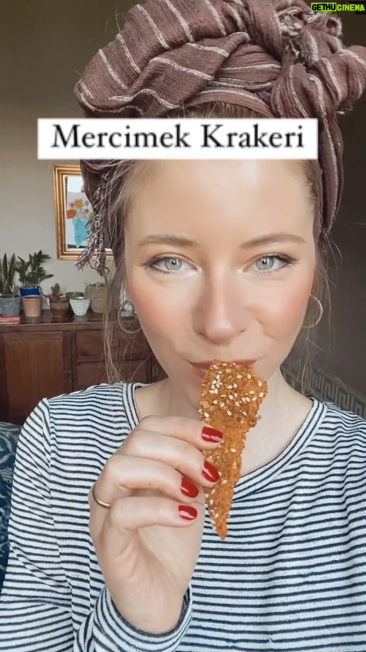 İpek Yaylacıoğlu - 4.5K Likes - Mercimek Krakeri:
Wasa ekmeği yerine bir alternatif ararken @semaozpekmezci ‘nin mercimek krakeri/cipsi tarifi karşıma çıktı. Baya tok tutan çıtır bir tarif. Tarif için teşekkürler ☺️🤍
Malzemeler:
-2 çb geceden ıslatılmış k.mercimek
-2 parmak kalınlığında beyaz peynir (koymayabilirsiniz)
-1/4 çb su -sarımsak tozu - @fitgustolab fajita baharatı Yapılışı: Suyu süzülen mercimek peynir baharatlar rondoda çekilir incecik (kağıt gibi) yağlı kağıda yayılır. Üstüne istediğiniz baharatları ekleyebilirsiniz. Ben vegeta çeşnili tuz, susam, @naturiga_natural_foods besin mayası ekledim. 170 derece turbo fırında çıtır olana kadar pişirdim (yaklaşık 45 dk)ve fırında soğumaya bıraktım.
🌱Öneri: Üstüne sürme peynir, yoğurt, zeytin ezmesi vb. ekleyip afiyetle yiyebilirsiniz ☺️