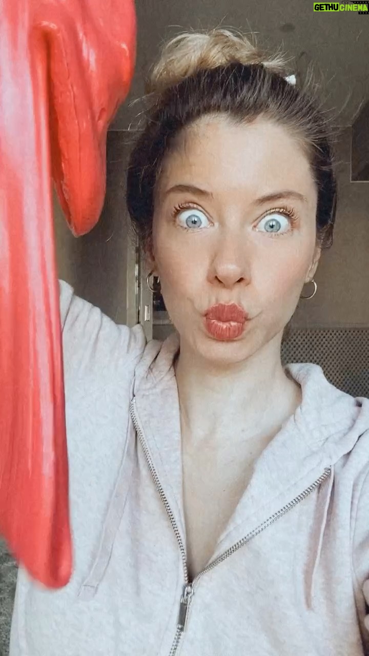 İpek Yaylacıoğlu - 2.5K Likes - Slime Yapıyoruuuz 🍥
https://ty.gl/q7kyxjp
Tüm ürünlere linkten ulaşabilirsiniz
Malzemeler:
- 3/4 cup Slime pva - 1/2 tatlı kaşığı karbonat - 1/4 cup su - 3 cup traş köpüğü - 2yemek kaşığı lens suyu - Gıda boyası/akrilik boya Yapılışı:
1. Derin bir kapta slime pva, su ve karbonatı karıştırıyoruz 2. Gıda boyası, traş köpüğü ve aldığı kadar lens suyu ekliyoruz. Ele yapışmayana kadar yoğuruyoruz.
Not:
- İlk başta yapışkan oluyor elinizde 5 dk yoğurunca yapışkanlığı geçiyor. Hala yapışkansa biraz daha lens suyu ekleyebilirsiniz.
- Bazı gıda boyaları e renklendiriyor renklenmesin derseniz akrilik boya kullanmanızı öneririm. - Sizin slimelar nasıl olacak çok merak ediyorum lütfen benimle de paylaşın 🤍 #slime #slimevideo #slimeyapimi #slimeyapilisi