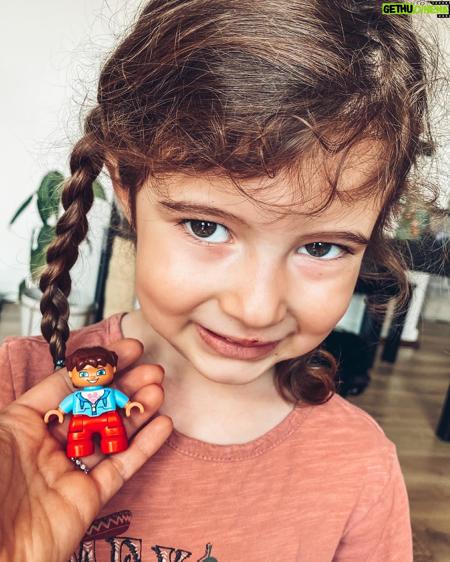 İpek Yaylacıoğlu - 1.6K Likes - Siz hiç lego Ece görmüş müydünüz? @gizemerbirer söyledi bugün, oğlu Gece lego oynadığında bu legoyu bizim Ece diye oynatıyormuş. Sizce benziyor mu Ece’ye, lego Ece ? Bence tıpkısının aynısı 😀 #lego #legotürkiye