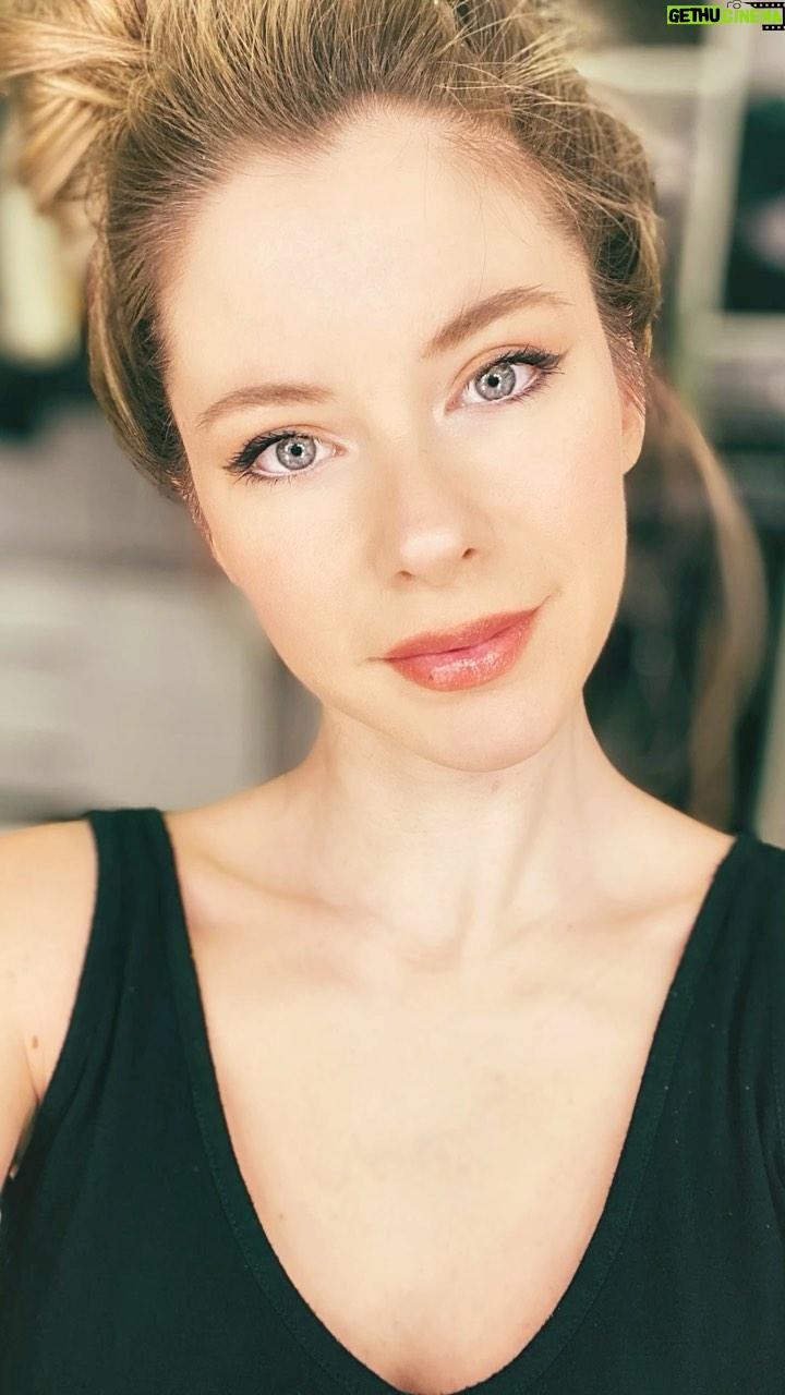 İpek Yaylacıoğlu - 1.6K Likes - Merhaba ♥️
Eyeliner çekmek eziyet gibi geliyorsa, sürekli sür sil yapıyorsanız ve özellikle benim gibi göz kapaklarınız aşağıdaysa bu video sizin için ☺️
Kullandığım ürünler:
🔲Jel ya da pigmenti yüksek siyah far
🔲Kesik uçlu eyeliner fırçası
🔲Olası hataları düzeltmek ve keskinliği yumuşatmak için aplikatör ya da kulak çubuğu
Ekstra🔻
🔲Göz içi aydınlatıcı göz kalemi
🔲Aydınlatıcı (göz pınarına ve diğer bölgelere)
🔲Far
🔲Rimel
🔲Ruj
Hangi markalar derseniz link kısmına sabitledim kullanıp memnun kaldığım ürünleri♥️
‼️Not ‼️
Göz kapağınız düşükse düz bir hat olmasını beklemeyin. Karşıya bakınca düzgün görünmesini istiyorsanız, hep aynaya sabit bakarak ve cetveli oynatmadan çizgiyi çekmeye çalışın.
Sorularınız varsa lütfen yorum olarak yazın 📝
#eyeliner #eyelinertutorial #eyelinergoals #eyelinertips #eyelinerçekme #eyelinernasılçekilir #güzellikvebakım #güzelliksırları