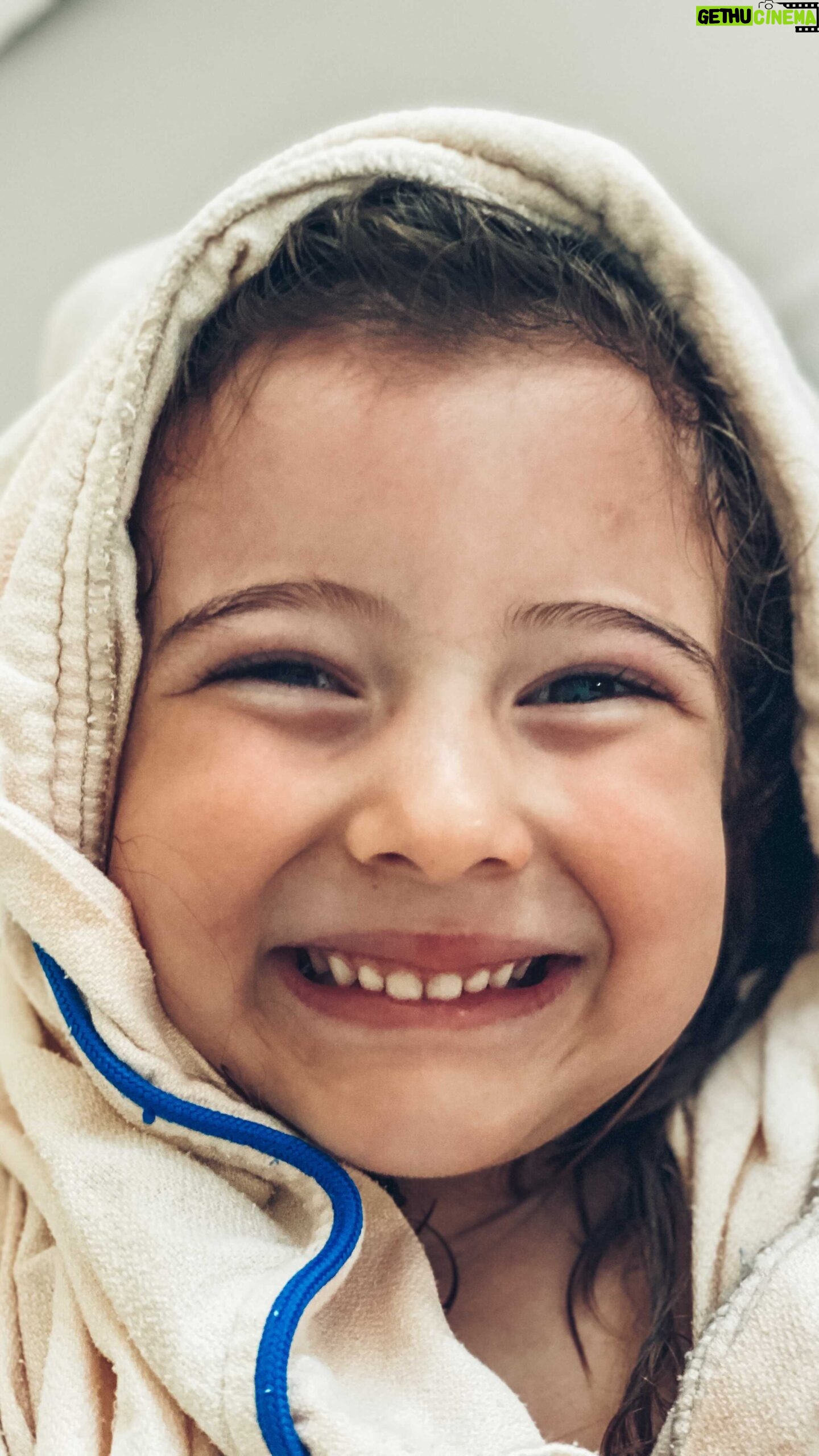 İpek Yaylacıoğlu - 6.4K Likes - İncecik lastik tokaları çıkartırken sizin ya da çocuğunuzun saçları kopup canı yanıyorsa; bu video size göre 👱🏻♀️ 1 damla saf limon yağını ince lastik tokanın üstüne damlatın. Pıt diye kopuyor. Hem de mis gibi kokuyor 🍋
Not: Videoda net görülsün diye 1’den fazla damlattım ama gerek yok normalde
#saçbakımı #saçipucu #saçbakım #lastiktoka #hairhacks #hairhack #limonyağı