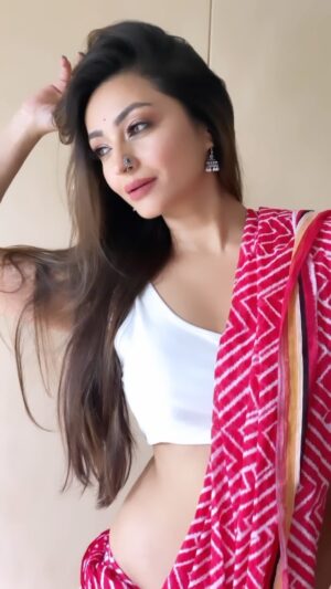 Ira Sone Instagram - Be adabsi, par gazab si.. mann marziyaan 

Captured by- @pixelpassionfotography 

#reelitfeelit #fashion #nariinsaree #ethnicwear #indian #love #lifeisgood  #blogger #vibe #mood #ootd #indianinfluencer #minimalstyle #nomakeupmakeup #worklife #livingmybestlife #ishq #shayari #jazbaat #whatyouseekisseekingyou