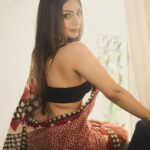 Ira Sone Instagram - मोहमाया 🤍 . . . #explorepage #explore #explorar #explorer #exploremore #saree #sareelove #sareeindia #sareesilk #portrait #indianwomen