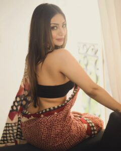 Ira Sone Instagram - मोहमाया 🤍 . . . #explorepage #explore #explorar #explorer #exploremore #saree #sareelove #sareeindia #sareesilk #portrait #indianwomen