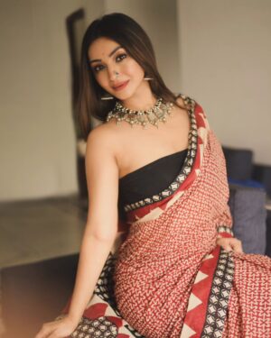 Ira Sone Instagram - मोहमाया 🤍
.
.
.
#explorepage #explore #explorar #explorer #exploremore #saree #sareelove #sareeindia #sareesilk #portrait #indianwomen