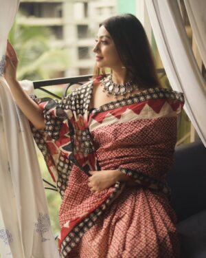 Ira Sone Instagram - मोहमाया 🤍
.
.
.
#explorepage #explore #explorar #explorer #exploremore #saree #sareelove #sareeindia #sareesilk #portrait #indianwomen