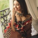 Ira Sone Instagram - मोहमाया 🤍 . . . #explorepage #explore #explorar #explorer #exploremore #saree #sareelove #sareeindia #sareesilk #portrait #indianwomen