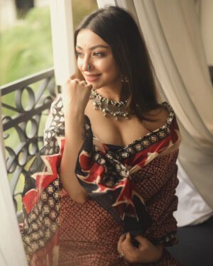 Ira Sone Instagram - मोहमाया 🤍
.
.
.
#explorepage #explore #explorar #explorer #exploremore #saree #sareelove #sareeindia #sareesilk #portrait #indianwomen