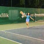 Irem Altug Instagram – Hayatı ıskalayanlara gelsin. Altın vuruş. 😂🤪 #tenis #spor #cuma #rolandgarros