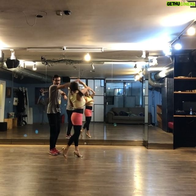 Irem Altug Instagram - Salsa ablacımlar 😂💃🕺#salsa #latin #depodans @efe.m.karakus @depodansokullari #dance