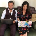 Irem Altug Instagram – #tbt gününü bile kaçırmışım, neyse günlerin anlamsızlaştığı zamanlarda #evdekal an dostlara gelsin. Bir zamanlar set arkası @erkankeka  Sağlıklı günlerde Yanyana gelmek dileğiyle 😂😘