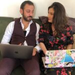 Irem Altug Instagram – #tbt gününü bile kaçırmışım, neyse günlerin anlamsızlaştığı zamanlarda #evdekal an dostlara gelsin. Bir zamanlar set arkası @erkankeka  Sağlıklı günlerde Yanyana gelmek dileğiyle 😂😘
