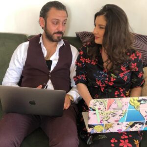 Irem Altug Instagram - #tbt gününü bile kaçırmışım, neyse günlerin anlamsızlaştığı zamanlarda #evdekal an dostlara gelsin. Bir zamanlar set arkası @erkankeka Sağlıklı günlerde Yanyana gelmek dileğiyle 😂😘