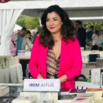 Irem Altug Instagram – San Francisco Kafası adlı kitabımın imza gününe gelen herkese çok teşekkür ederim, okuyanların yorumlarını dört gözle bekliyorum ❤️ @izkitapfuari ve @monakitap ; beni İzmir’le buluşturduğunuz için ayrıca teşekkürler 🌸🌸🌸