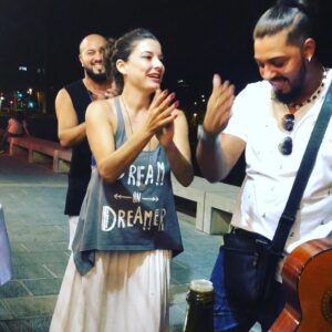 Irem Altug Instagram - la vida es más bella cuando bailas 💃#Barceloneta #bailando
