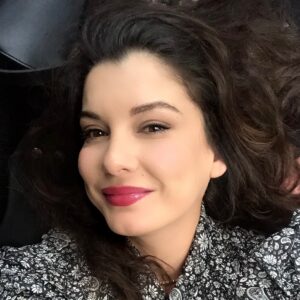 Irem Altug Instagram - Gülücük olmaya geldim 💋💋💋