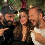 Irem Altug Instagram – Bir takım kocalarımla 😂 öyle güzel oyuncularla çalıştım ki, çok şanslıyım, iyi ki varsınız @feritkaya21 @onererkanresmi 💋💋#çukur