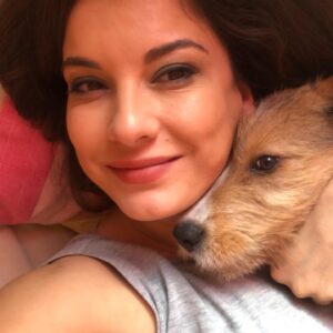 Irem Altug Instagram - Yarın ne sorsak acaba @erkankeka ve Juli’ye 🤔 #patiçetesisohbetleri soruları postun altına bekliyoruz @project_petgang