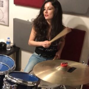 Irem Altug Instagram - Davulda @canturfan  Gitarda  @tcansisman  Ritim kaçırmada acı ama gerçek: tabi ki ben 😂  Acı sevenlere gelsin: #sadbuttrue  @sahterakibb @studyobaterizm