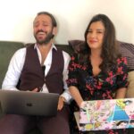 Irem Altug Instagram - #tbt gününü bile kaçırmışım, neyse günlerin anlamsızlaştığı zamanlarda #evdekal an dostlara gelsin. Bir zamanlar set arkası @erkankeka Sağlıklı günlerde Yanyana gelmek dileğiyle 😂😘