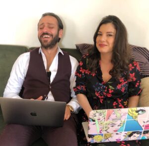 Irem Altug Instagram - #tbt gününü bile kaçırmışım, neyse günlerin anlamsızlaştığı zamanlarda #evdekal an dostlara gelsin. Bir zamanlar set arkası @erkankeka  Sağlıklı günlerde Yanyana gelmek dileğiyle 😂😘