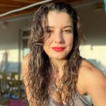 Irem Altug Instagram – İzmir’de güneş batarken durup gülümsemeyi yeniden öğrendim… Bir de çok güzel tulum peyniri varmış onu öğrendim 🧀 ☺️ #izmir #sunset