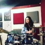 Irem Altug Instagram – Uzun bir aradan sonra ✌️ istek parça kabul ediyorum 😂 #davul #drums @canturfan