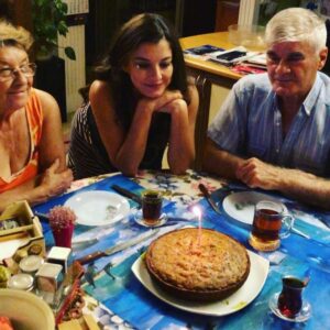 Irem Altug Instagram - Bitmeyen doğum günü haftası, canım annem @candan_altug ve babam @altugveli iyi ki doğmuşum, iyi ki varsınız 🙏❤️😻🥰😍