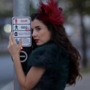 Irem Altug Instagram - Yapımcılığını ve senaryosunu üstlendiğim, Ertuğ Tüfekçioğlu’nun yönettiği kısa filmimiz Direk Aşk, @blutv de, izlemeyenlere öneririm💕 #direkaşk #loveisblind