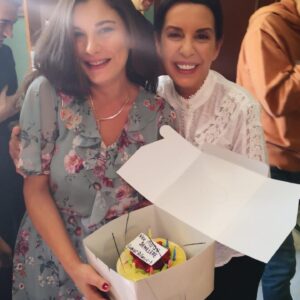 Irem Altug Instagram - Bir yaşıma daha sette girdim,  @cukurdizi ekibine tüm güzel ve içten dilekleri için teşekkür ederim. ❤️🎉😘 iyi ki varsınız 🎊❤️😻