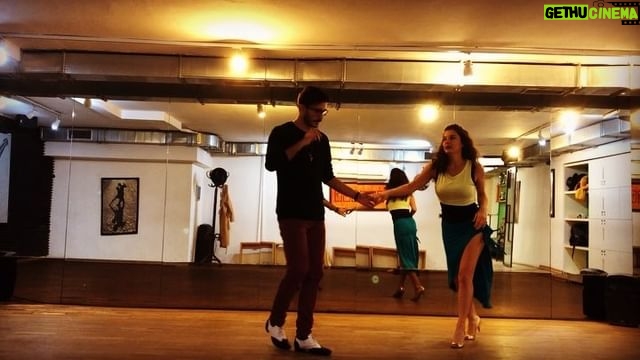 Irem Altug Instagram - Hoy es el día de salsa! Vamos chicas!! #salsa #latindance @efe.m.karakus @depodansokullari #bailar