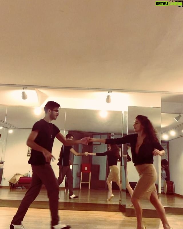 Irem Altug Instagram - Que hora es? Es hora de salsa! #salsadancing #bailando #latindance @depodansokullari @efe.m.karakus #depodans
