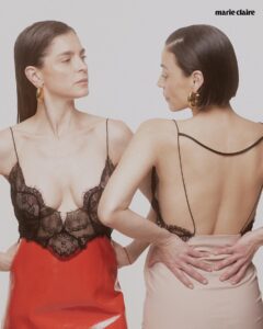 Irene Azuela Instagram - Entre @ireneazuela e @ilsesalsas existe un conexión inquebrantable que se nutre de historias en conjunto, pero que se refuerza de una manera mucho más profunda: a través de la admiración mutua. “Ilse me parece una actriz arrojada, voraz, tiene poco miedo, arriesga, juega y eso siempre es increíble de ver en una actriz”, admite Irene en entrevista. “Irene me estimula en muchos sentidos. Admiro mucho su capacidad de divertirse con lo que hace, su energía y su presencia, me siento muy segura cuando está en el barco”, presumen Ilse ante nuestras páginas. ✨ #IreneEIlseSonMarieClaire Lee la entrevista completa en la edición impresa de este mes o en marieclaire.com.mx Créditos: Director Editorial: @gerardangulo Realización: @sergiovalenzuelach Fotografía: @jsotofuentes Maquillaje Ilse: @gusborlotti Peinado Ilse: @carlosarriolahair Maquillaje Irene: @robbielikemargot Peinado Irene: @ernestovargas_hair Asistente de moda: @vanecl.__, y @michortizand Producción: @rmz_perla Entrevista: @annabrennda