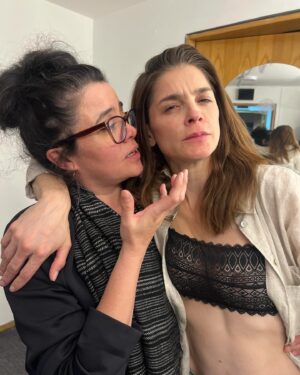 Irene Azuela Instagram - Desde que vi su Ofelia en 2005 llevo esperando este momento. No importa si me está tomando el pelo en la foto 2, yo le voy a creer. 😍 @edwarda.gurrola  #señoronacomploteemos