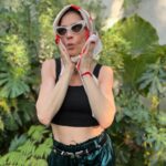 Irene Azuela Instagram - La muy muy fresca y sedosa mascada hecha por mi amigo músico @camiloaortiz