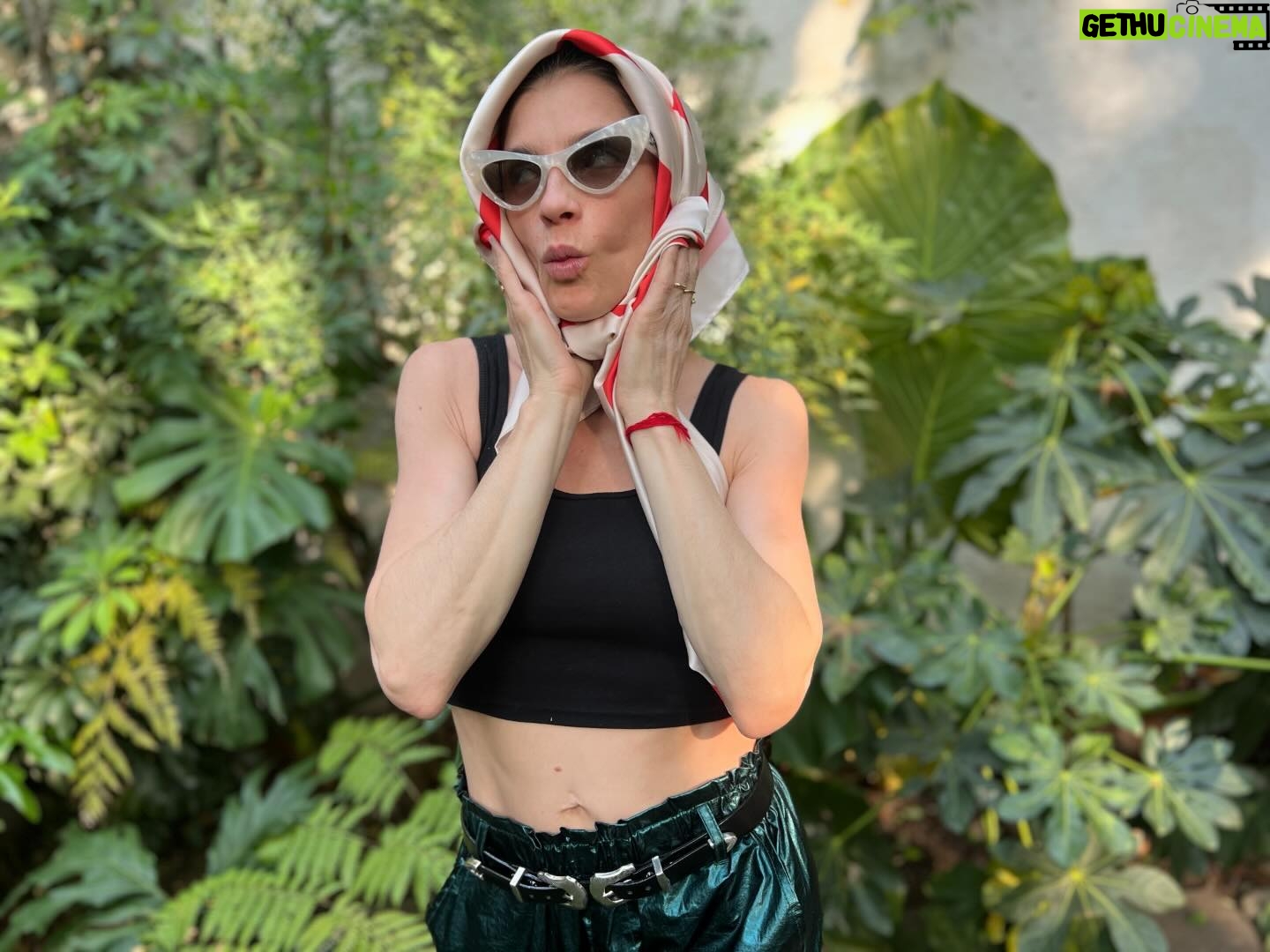 Irene Azuela Instagram - La muy muy fresca y sedosa mascada hecha por mi amigo músico @camiloaortiz