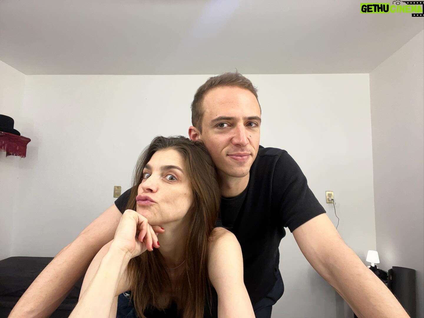 Irene Azuela Instagram - Cómplices, co-creadores, alter egos, alternantes, simbióticos, sinónimos, Emcees. @julian_semi