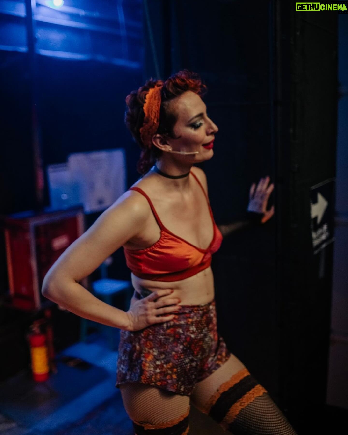 Irene Azuela Instagram - Este es nuestro Cabaret. Y si, hay besos, toqueteos y más. Porque este es un espacio de libertad. @cabaretmexico 📷 @emiliovaldes55