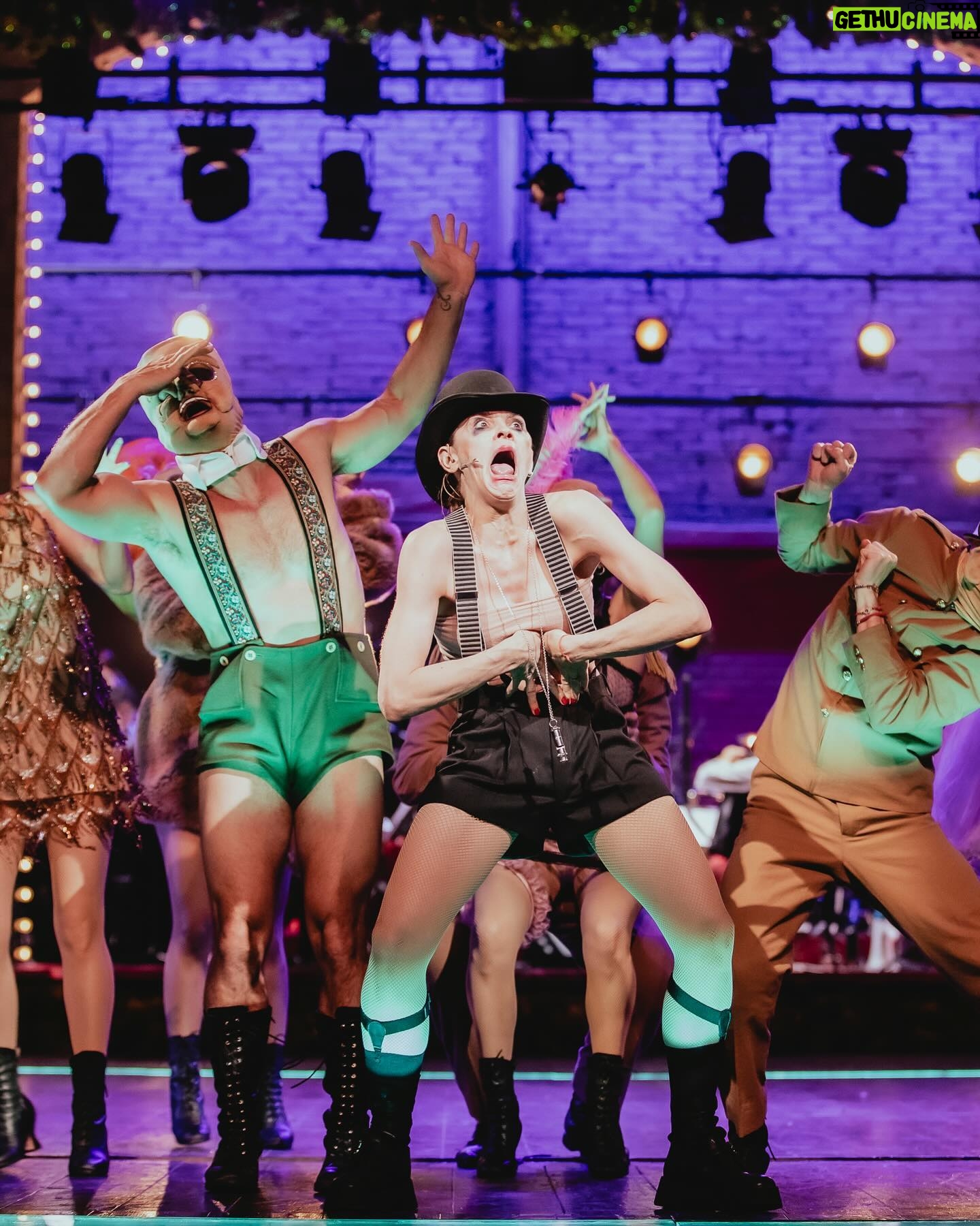 Irene Azuela Instagram - Vengan a esta fiesta, como dice @ilsesalsas llamada CABARET. ¡Se pone buenísima! @cabaretmexico TEATRO INSURGENTES.