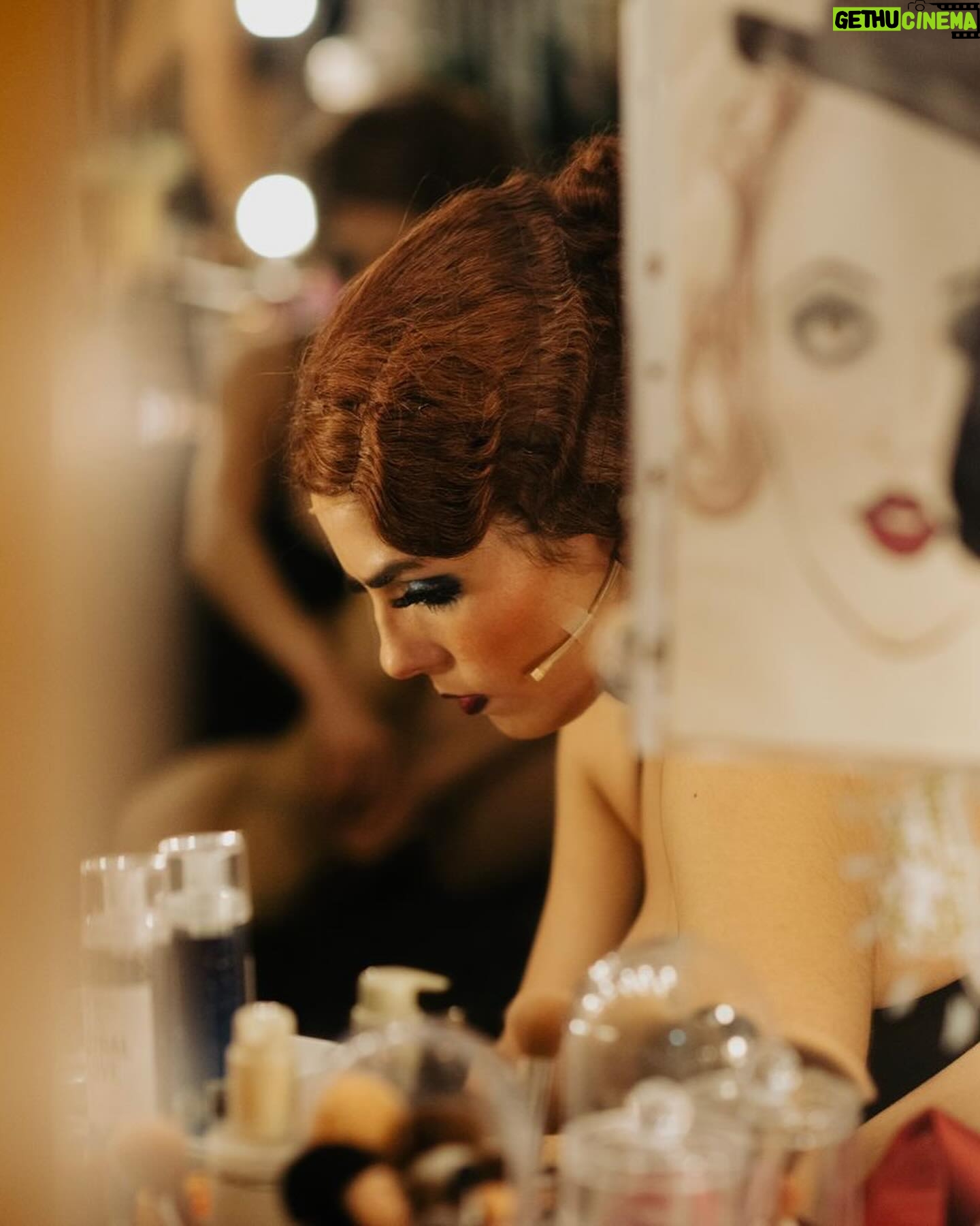Irene Azuela Instagram - Este es nuestro Cabaret. Y si, hay besos, toqueteos y más. Porque este es un espacio de libertad. @cabaretmexico 📷 @emiliovaldes55