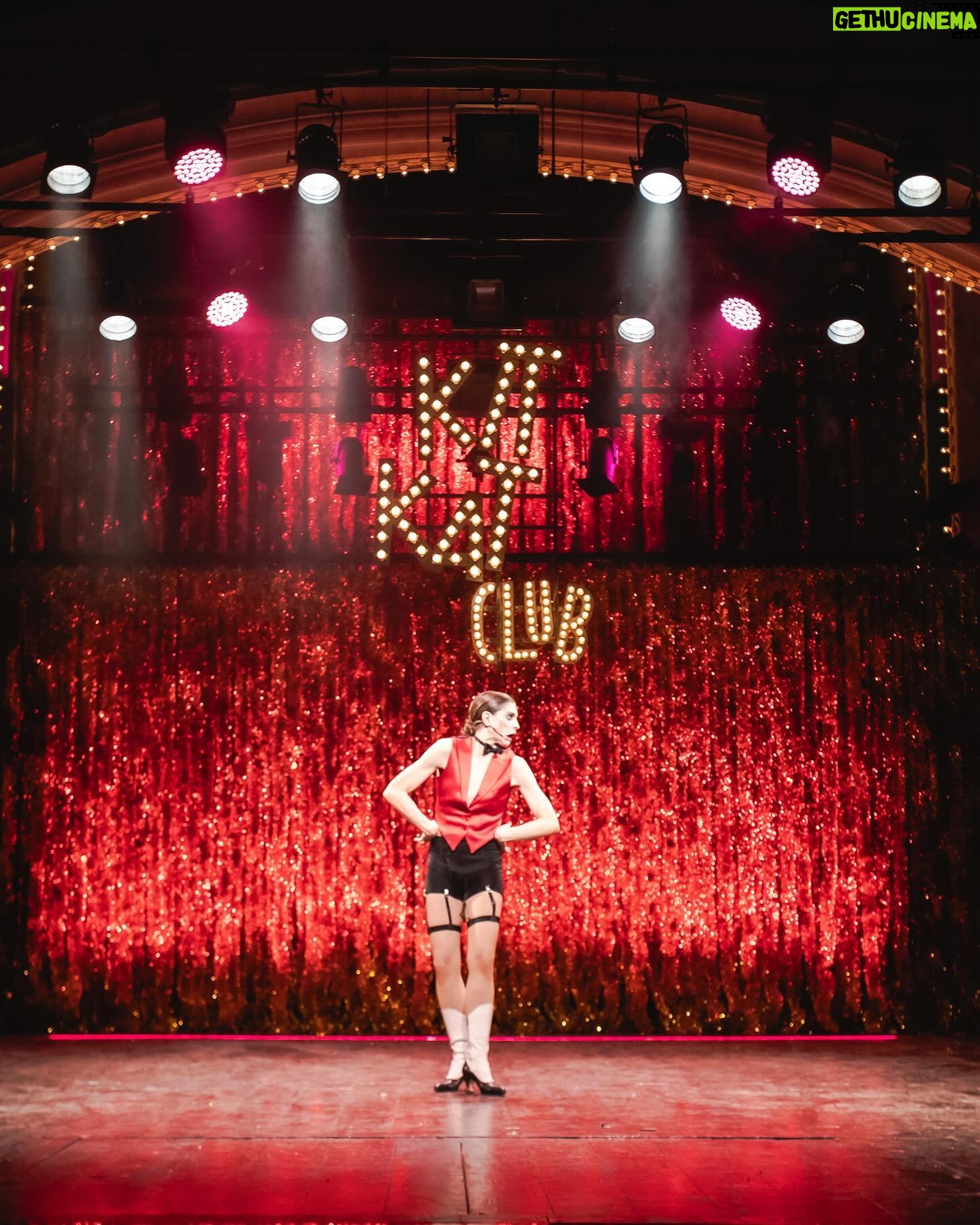 Irene Azuela Instagram - Vengan a esta fiesta, como dice @ilsesalsas llamada CABARET. ¡Se pone buenísima! @cabaretmexico TEATRO INSURGENTES.