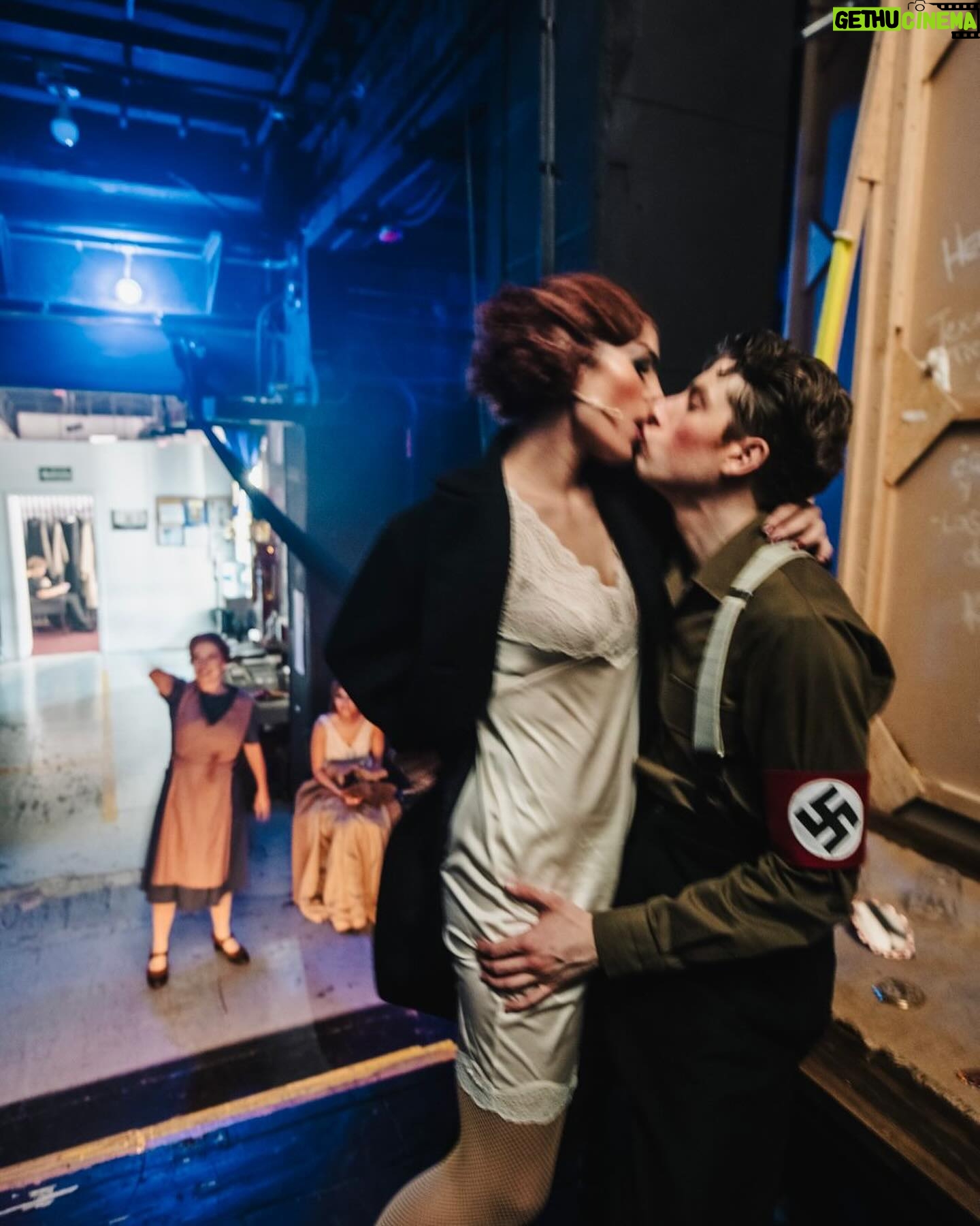 Irene Azuela Instagram - Este es nuestro Cabaret. Y si, hay besos, toqueteos y más. Porque este es un espacio de libertad. @cabaretmexico 📷 @emiliovaldes55