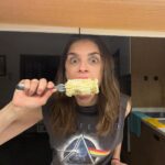 Irene Azuela Instagram - Llegar de función a comerse un elote con mayonesa y chile… no tiene precio.