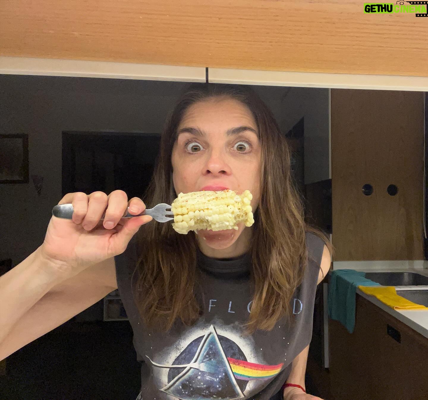 Irene Azuela Instagram - Llegar de función a comerse un elote con mayonesa y chile… no tiene precio.