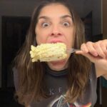 Irene Azuela Instagram - Llegar de función a comerse un elote con mayonesa y chile… no tiene precio.
