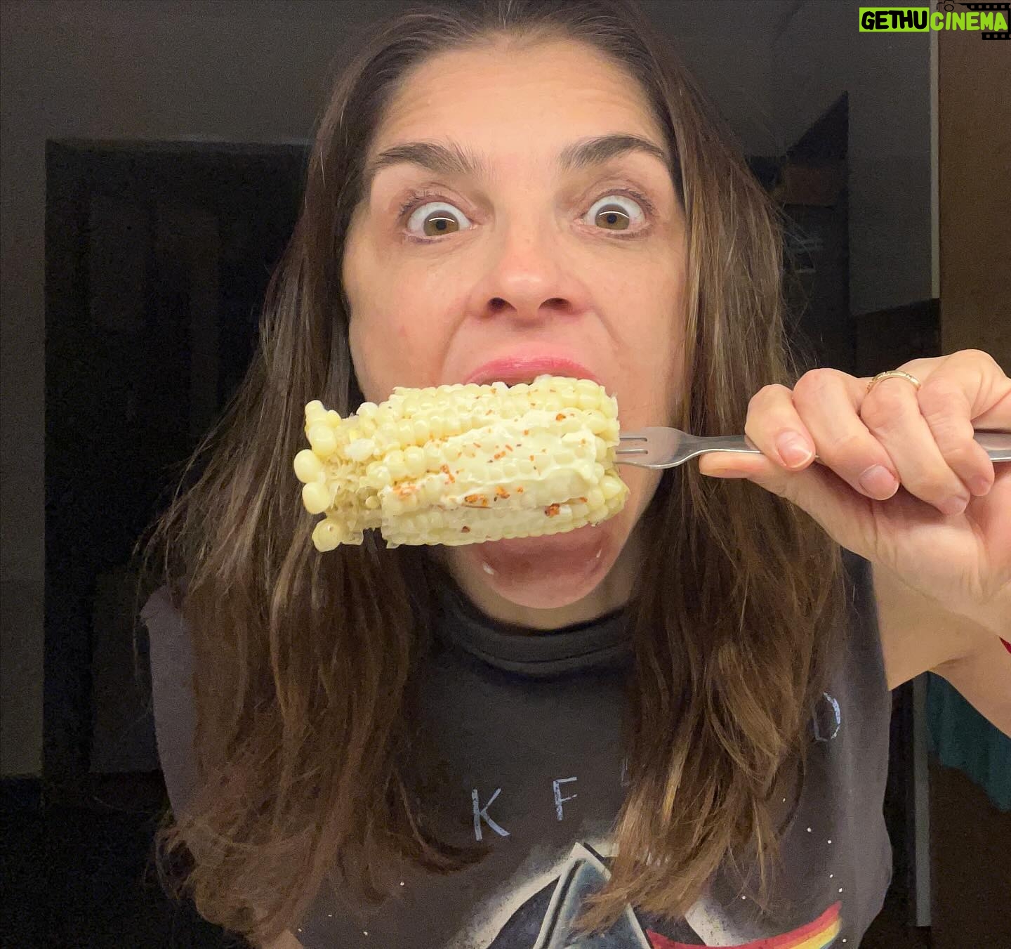 Irene Azuela Instagram - Llegar de función a comerse un elote con mayonesa y chile… no tiene precio.