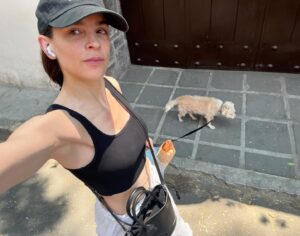 Irene Azuela Instagram - Marzo de tanto. Sentirme homesick en mi propia casa, un estreno espectacular, maratón de funciones, besos a mi persona favorita, video llamadas, días de apapacho, teamback con mis hermanos, paseos obligados con perrita eléctrica. Aprender finalmente la importancia de dormir…