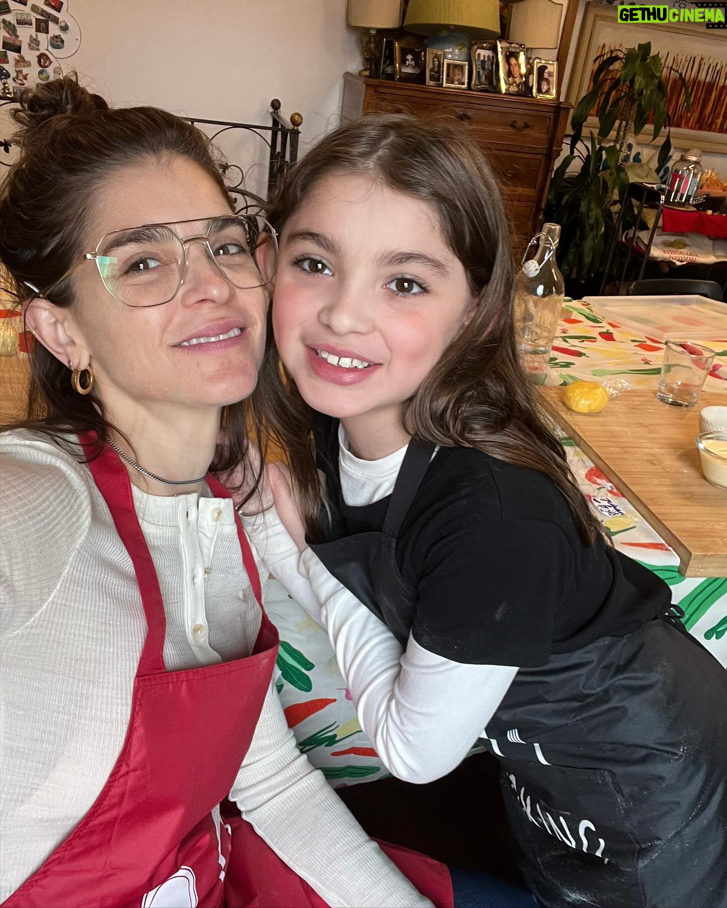 Irene Azuela Instagram - Esta hermosa mujer entr贸 y salud贸 a todos con la alegr铆a que la flor le daba. Se llamaba Giuliana, como mi hija. 馃槏. Ciao Italia!