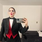 Irene Azuela Instagram - Cuando terminé el curso de Teatro Clásico en @lamdadrama quería quedarme un rato más fuera de México y me puse a estudiar Teatro Físico en Desmond Jones School of Mime and Physical Theatre junto con mi amiga @chulatheclown Andaba yo muy sacalapuntita y la onda del mimo no me encantaba, pensaba que no era lo mío y que jamás haría algo así. Mi highlight del día era más bien atascarme las galletas Digestive que daban a la hora del lunch y salir a reír y tomar vinitos con mi amigaza. Años después el Emcee me invita a ponerle muchísimos elementos que aprendí ahí, sin querer aprender realmente. Cuando me han preguntado si considero que los actores tienen que pasar por la escuela yo digo que sí, no solo porque te da un sentido de pertenencia si no porque todo, absolutamente todo suma. Hoy, 22 años después de eso, termino mi función de CABARET y me tomo un vino pensando en mi amiga, que terminó su función de THE SOUND OF SILENCE. Brindo por nosotras. Qué fortuna la nuestra de poder hacer lo que más nos gusta en escenarios tan maravillosos. Sapito my love, Sandunga foreva, te admiro profundamente y te mando mi amor, del Teatro de los Insurgentes al Teatro Esperanza Iris.