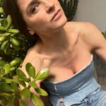 Irene Azuela Instagram - Coquette a los 44 y tomando el sol porque hoy sí se aguanta.
